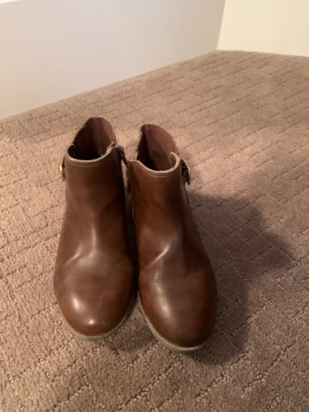 Zoe &zac size 12 brown short boots