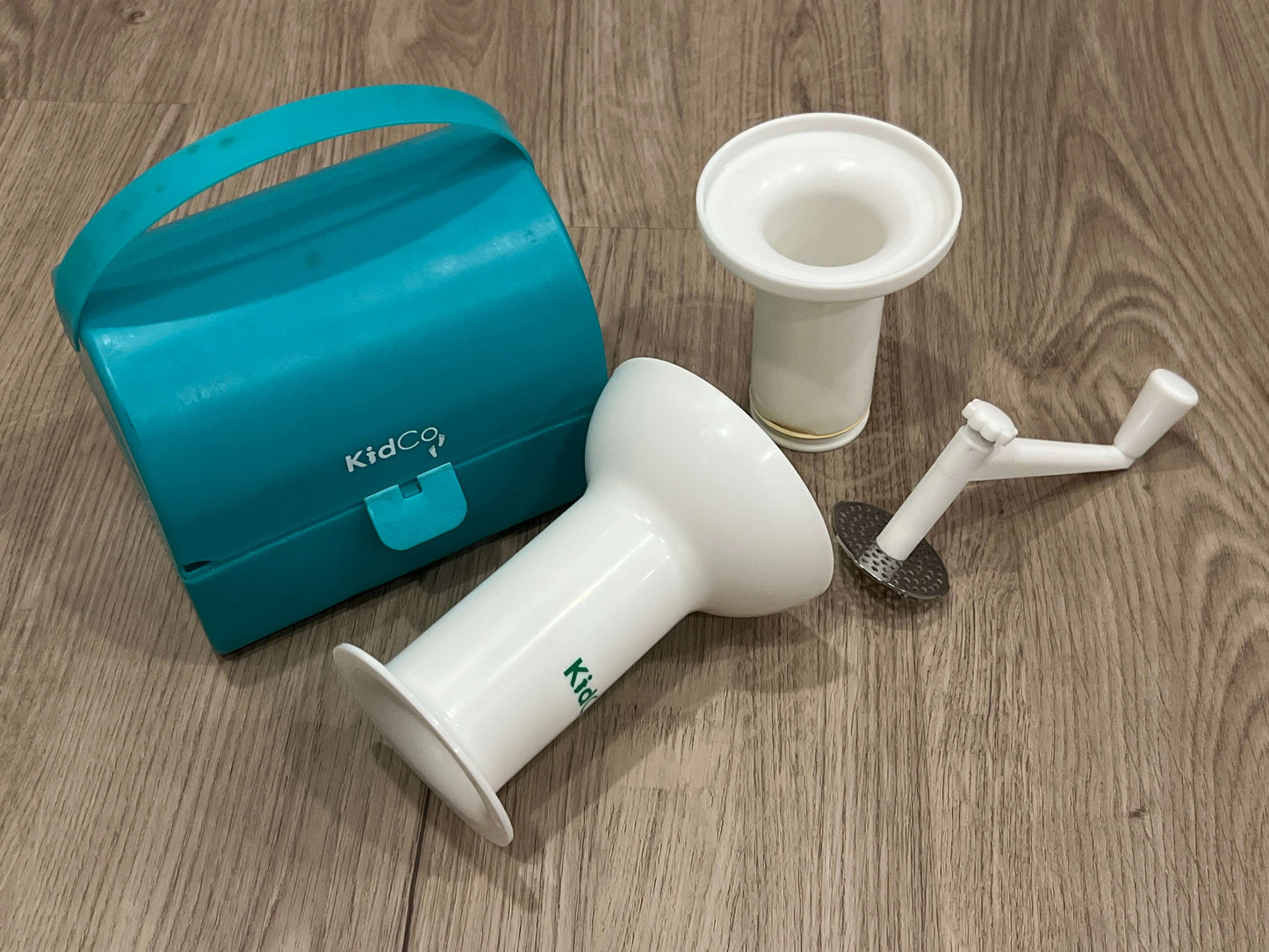 KidCo Travel Manual Baby Food Mill with Carry Case, Very Good Used Condition (VGUC)