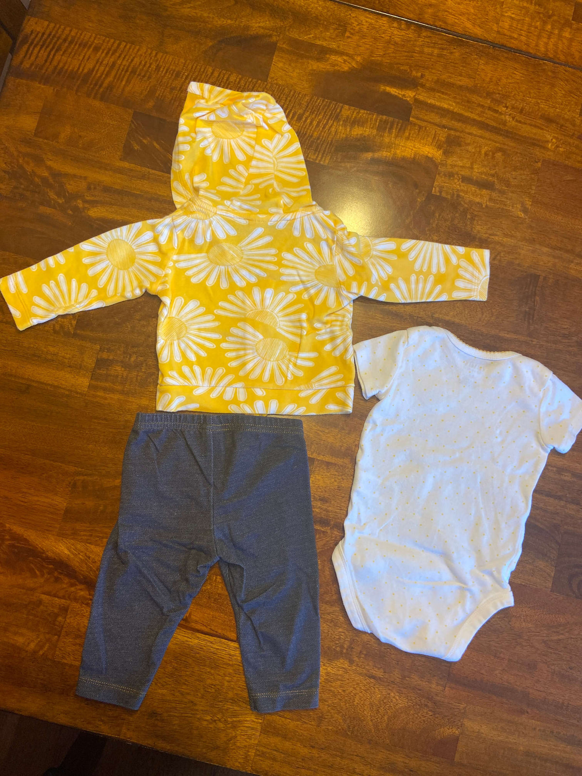 Three piece Carter’s outfit 6 months, Kids 6 Month (3-6M)
