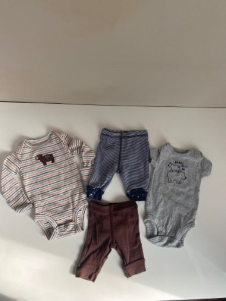 2 newborn outfits. Carters brand , Kids Newborn