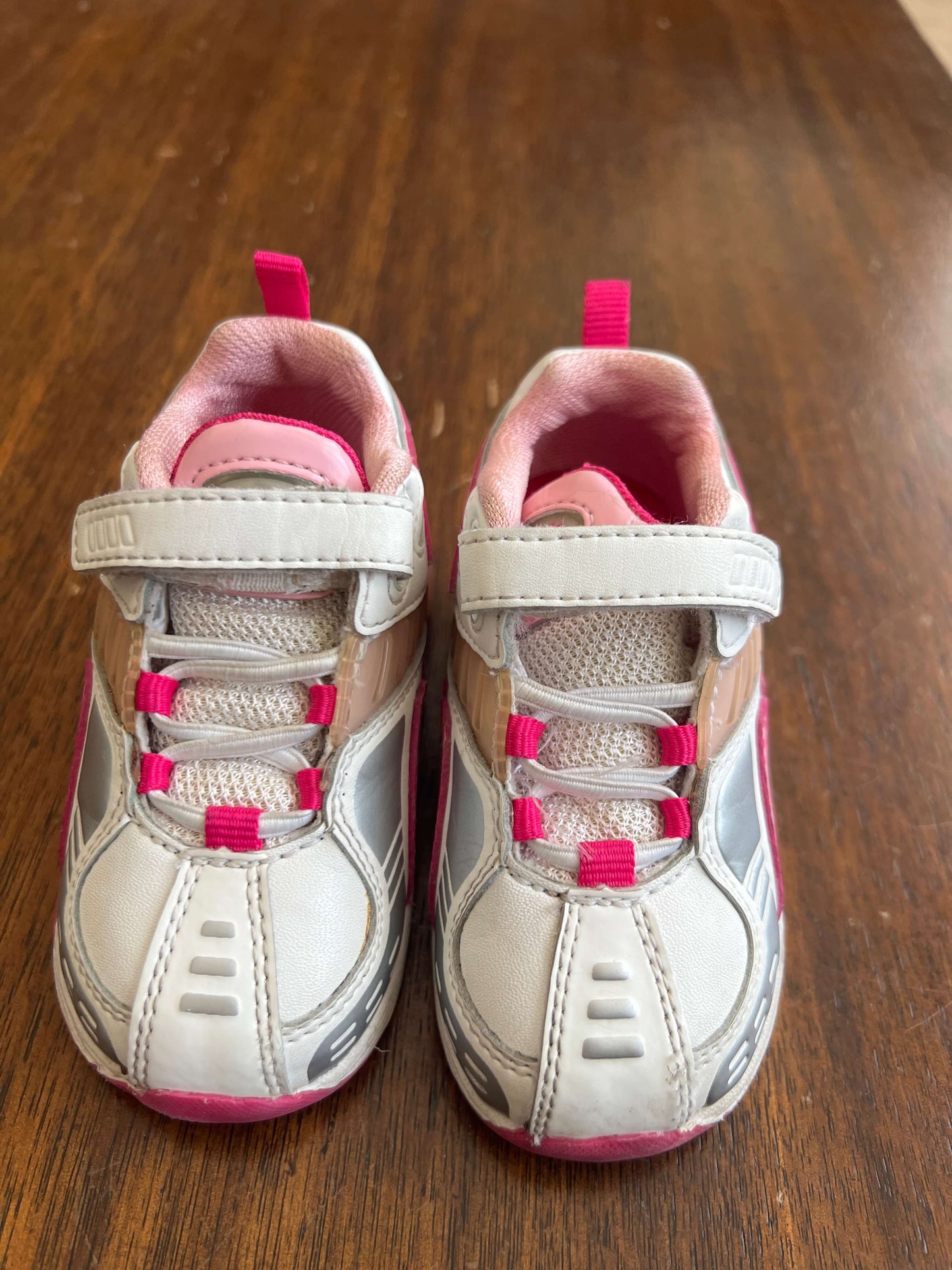 *Reebok pink  and white sneakers size 4.5 light up, Shoes 4.5 (Walkers:12-24 mth)