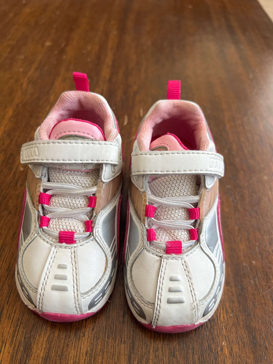 *Reebok pink  and white sneakers size 4.5 light up, Shoes 4.5 (Walkers:12-24 mth)