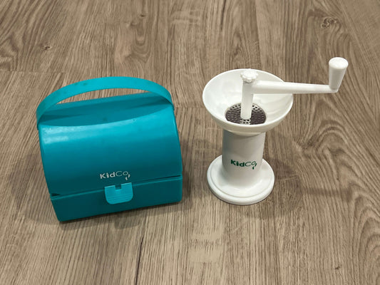 KidCo Travel Manual Baby Food Mill with Carry Case, Very Good Used Condition (VGUC)
