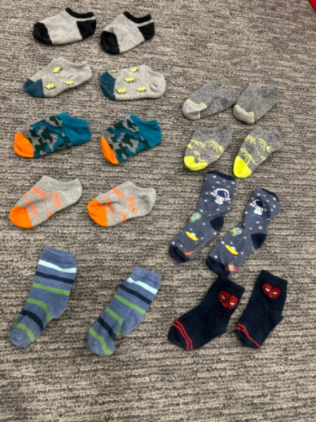 9 pairs of preloved boys age 2-3 socks