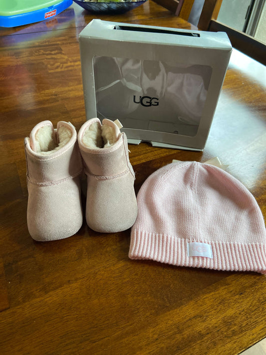 UGG Boots & toque set size 6-12 months , Shoes 2.5 (Baby: 0-12 mth)
