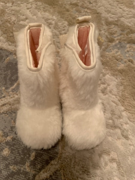 Joe fresh size4 infant cream faux fur boots, Shoes 4 (Baby: 0-12 mth)
