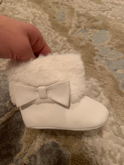 Gymboree size3 infant white boots with faux fur and bow, Shoes 3 (Baby: 0-12 mth)