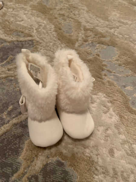Gymboree size3 infant white boots with faux fur and bow, Shoes 3 (Baby: 0-12 mth)