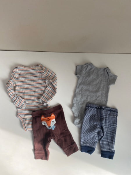 2 newborn outfits. Carters brand , Kids Newborn