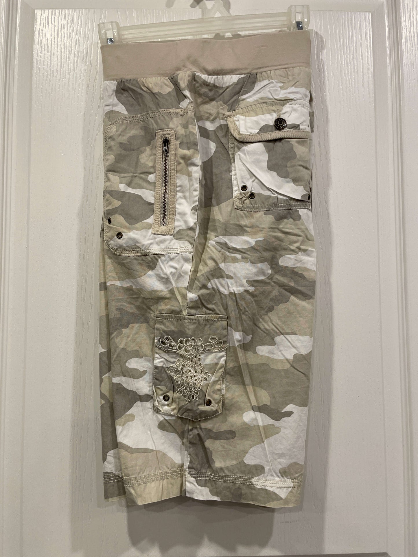 Motherhood Maternity, Camo Capris, size Large, EUC, Maternity L (12-14)