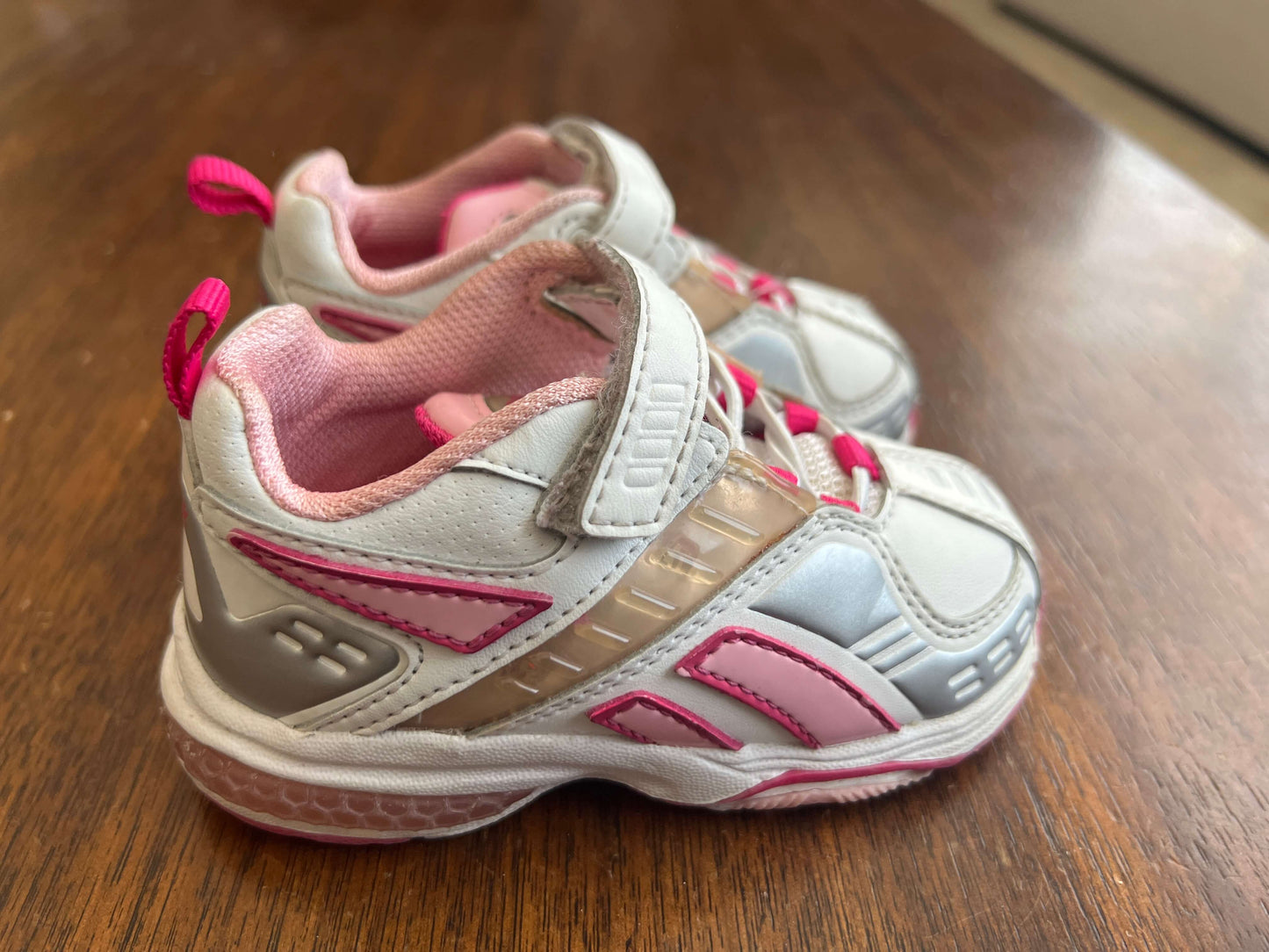 *Reebok pink  and white sneakers size 4.5 light up, Shoes 4.5 (Walkers:12-24 mth)