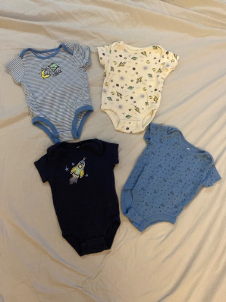 Set of 4 tshirt onesies. 9 month Space Themed, Kids 9 Month (6-9M)