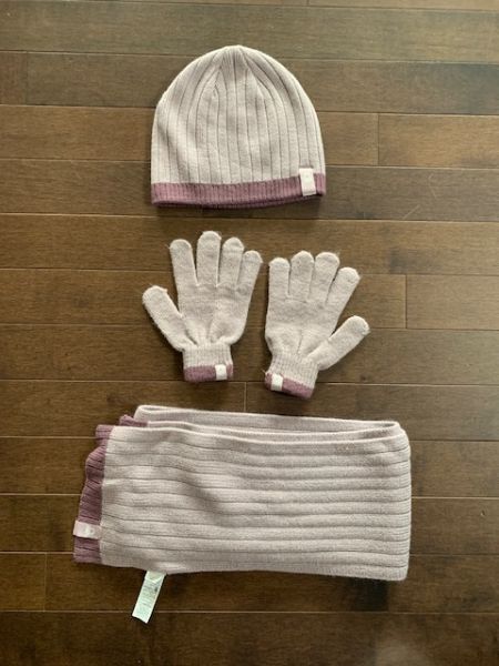 Purple Accessories Set: Hat, gloves, scarf. United Colors of Beneton.